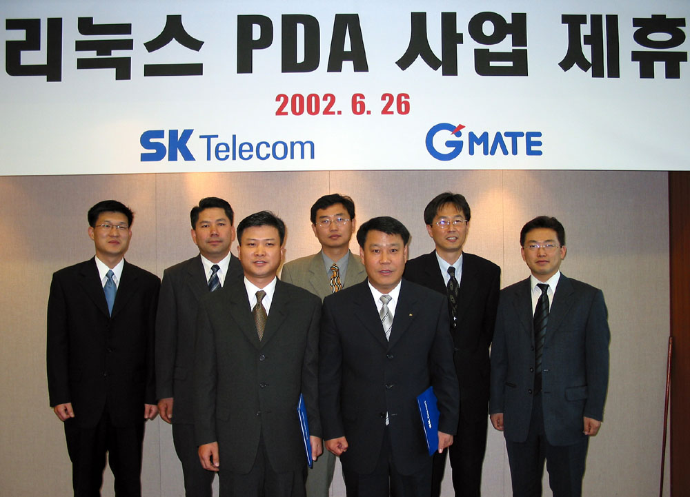 Sung Kyun Park (on right), head of SK Telecom`s New Portal Business Division, and Jae Heon Lee(on left), president and CEO of GMATE, are shown in the SK Telecom Main Office on June 24th, 2002, signing an MOU agreement to implement a joint business for the Linux OS-based PDA